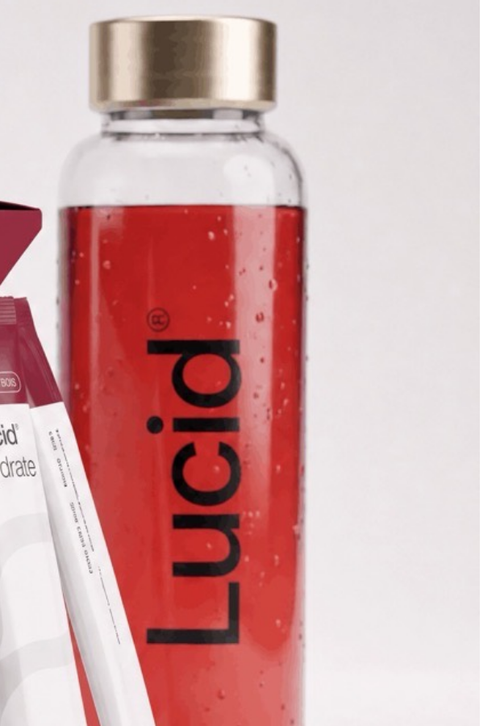 Détail de la bouteille en verre Lucid remplie